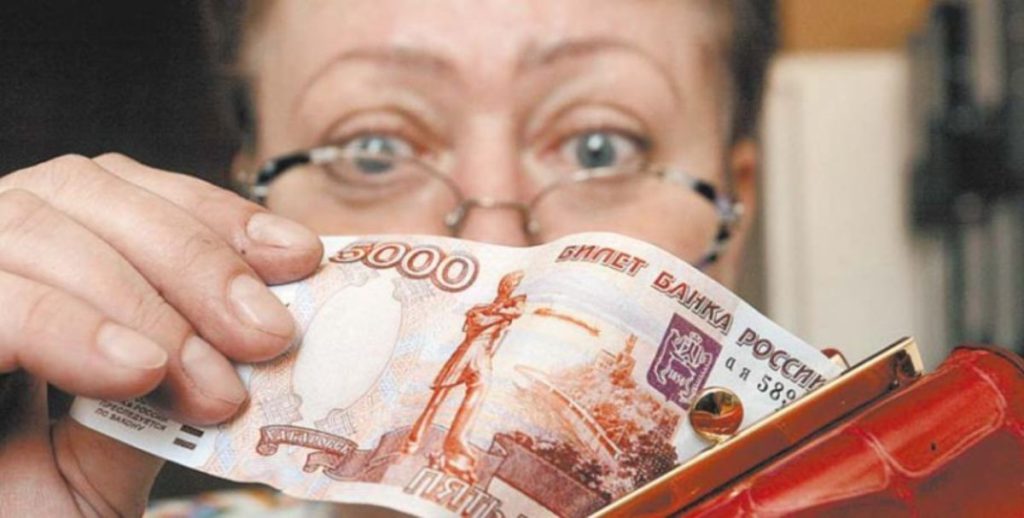 Средняя зарплата в России в этом году + как менялся МРОТ за десятилетие